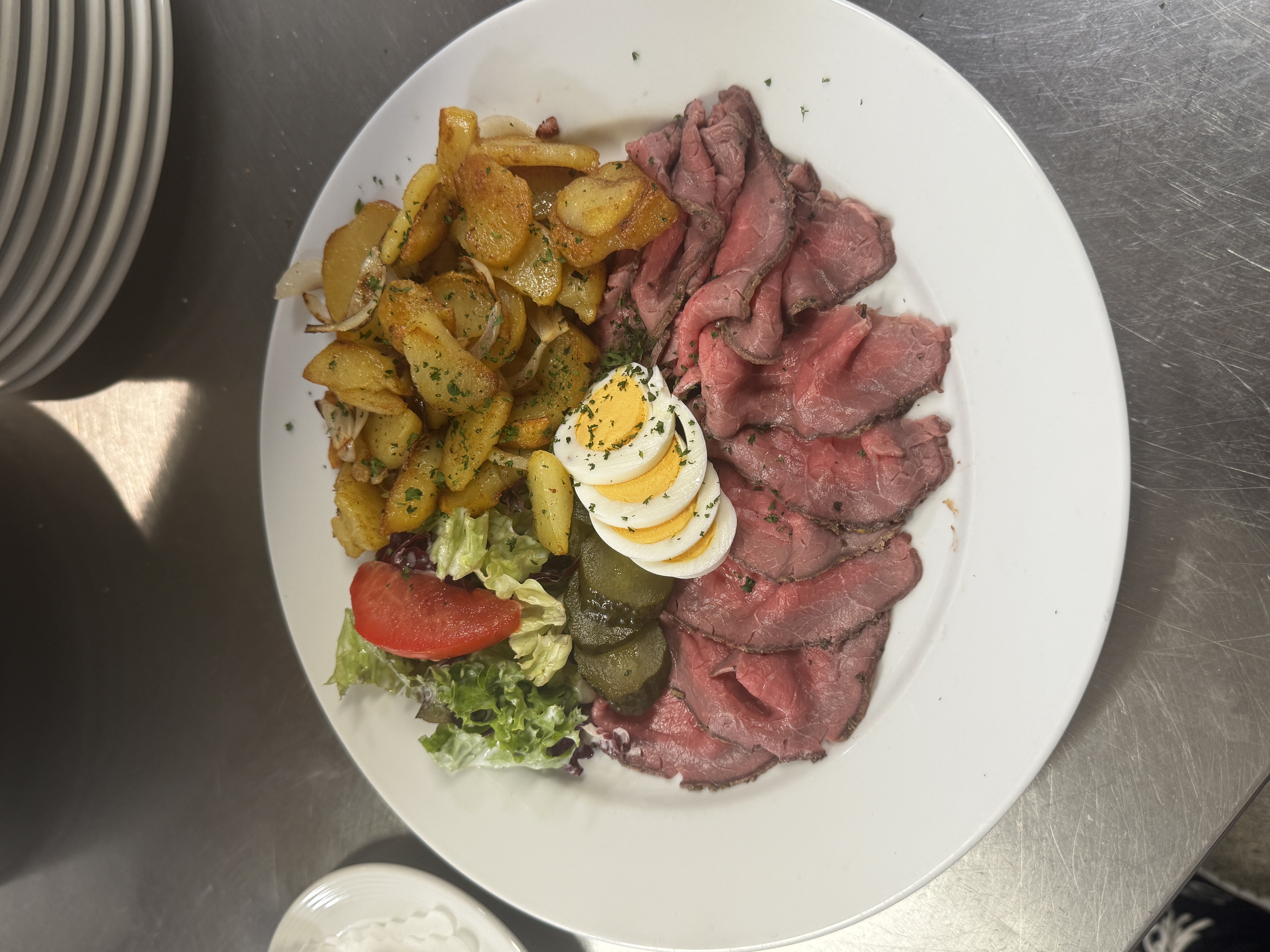Roastbeef mit Bratkartoffeln und Ei